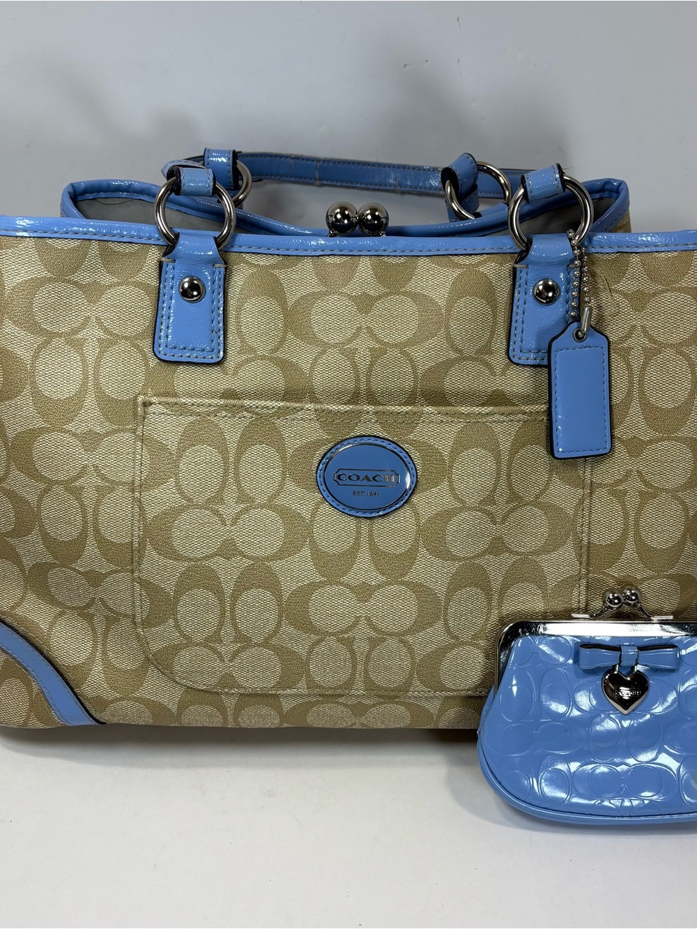 Coach Peyton Signature Heritage Baby Blue Tote Bag Patent Trim Kisslock - Read